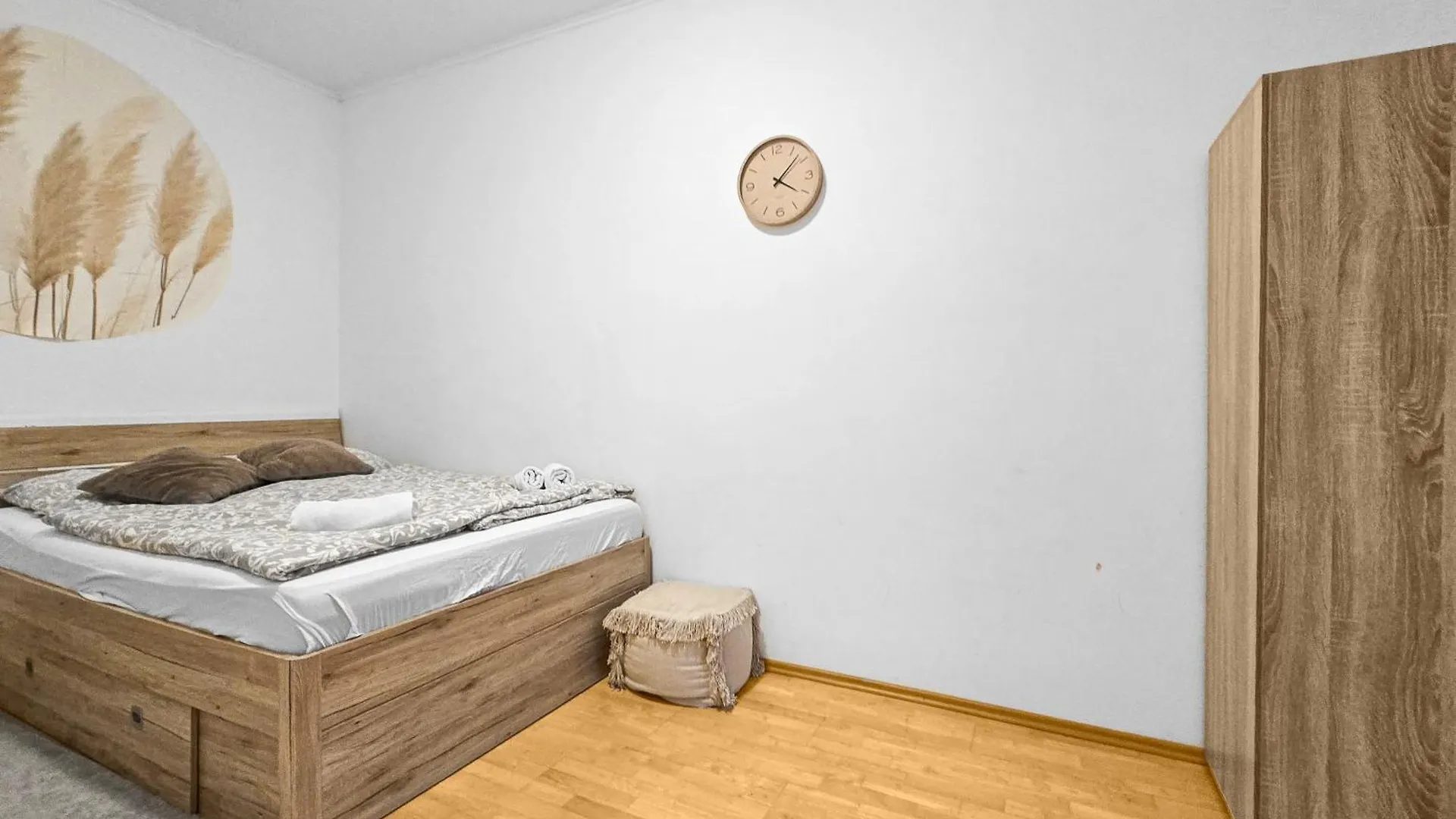 Spacious Three-Bedroom, Three King-Size Beds فيينا